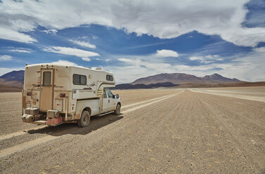 Reisemobil, Fahrt durch die Landschaft, Rückansicht, Villa Alota, Potosi, Bolivien, Südamerika - CUF02306