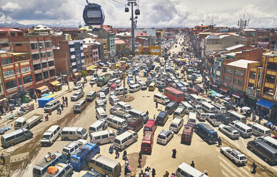Erhöhte Ansicht des Verkehrs in der Stadt, El Alto, La Paz, Bolivien, Südamerika - CUF02313