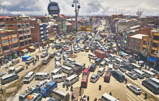 Erhöhte Ansicht des Verkehrs in der Stadt, El Alto, La Paz, Bolivien, Südamerika - CUF02313