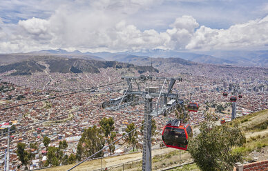 Stadtansicht von oben mit Seilbahnen im Vordergrund, La Paz, Bolivien, Südamerika - CUF02315