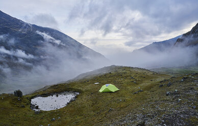 Bergblick mit Zelt auf einem Hügel, Ventilla, La Paz, Bolivien, Südamerika - CUF02320