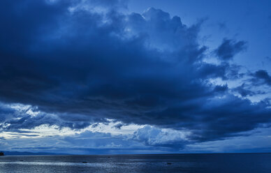 Dunkle Wolken über dem See, Copacabana, Oruro, Bolivien, Südamerika - CUF02321