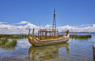 Traditional grass boat, Lake Titicaca, Huarina, La Paz, Bolivia, South America - CUF02322