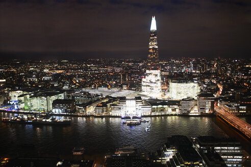 Stadtbild von London und die beleuchtete Themse bei Nacht, Vereinigtes Königreich, Europa - CUF02348