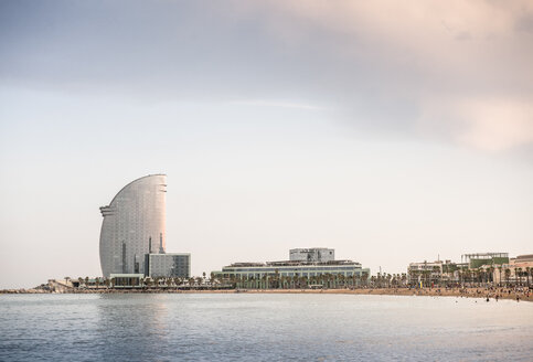 Strand mit Hotel W im Hintergrund, Barcelona, Katalonien, Spanien - CUF02409