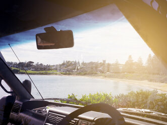 Blick auf Bermagui, gesehen durch die Windschutzscheibe eines Autos, New South Wales, Australien - CUF02412