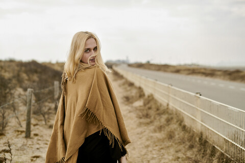 Porträt einer blonden jungen Frau am Strand, lizenzfreies Stockfoto