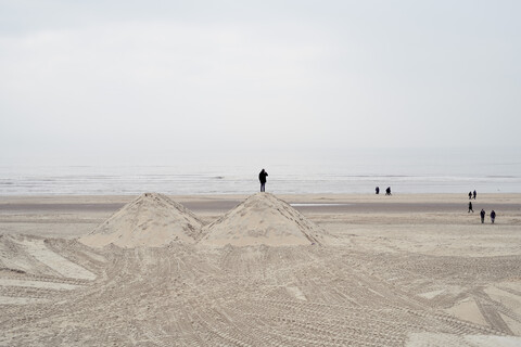 Niederlande, Menschen am Strand, lizenzfreies Stockfoto