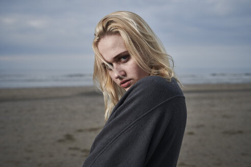 Porträt einer blonden jungen Frau am Strand - MMIF00050