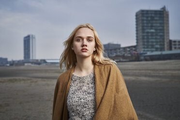 Niederlande, Zandvoort, Porträt einer blonden jungen Frau am Strand - MMIF00052