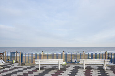 Niederlande, Zandvoort, Aussichtsterrasse mit zwei Bänken - MMIF00053