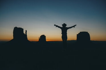 USA, Utah, Frau genießt den Sonnenaufgang im Monument Valley - GEMF01950