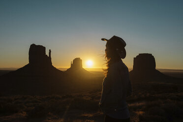 USA, Utah, Frau genießt den Sonnenaufgang im Monument Valley - GEMF01951