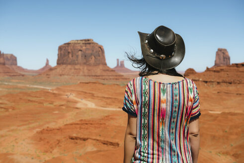 USA, Utah, Frau mit Cowboyhut genießt die Aussicht im Monument Valley - GEMF01954