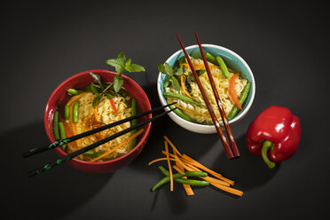 Noodle soup with mie noodles, carrot, green bean, paprika, mint and chili - MAEF12576
