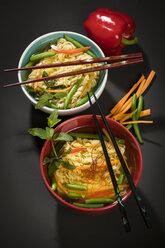 Noodle soup with mie noodles, carrot, green bean, paprika, mint and chili - MAEF12577