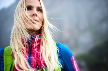 Portrait of female hiker - HHF05544