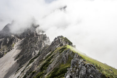 Österreich, Salzburger Land, Filzmoos, Berge im Nebel - HHF05553