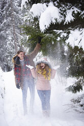 Junges Paar spielt im Schnee - CUF02537