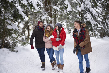 Freunde wandern und lachen im Schnee - CUF02538