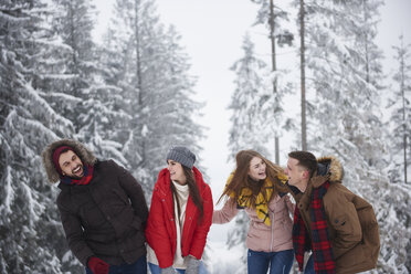 Freunde lachen im Schnee - CUF02539