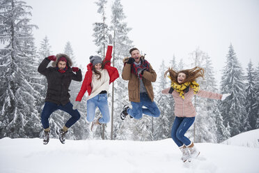 Freunde springen im Schnee - CUF02540