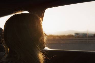 Frau im Auto, schaut aus dem Fenster, Nahaufnahme - CUF02541