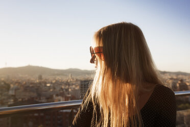 Frau mit Blick auf die Stadt, Barcelona, Katalonien, Spanien - CUF02542