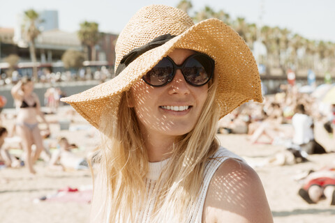 Porträt einer Frau am Strand, Barcelona, Katalonien, Spanien, lizenzfreies Stockfoto