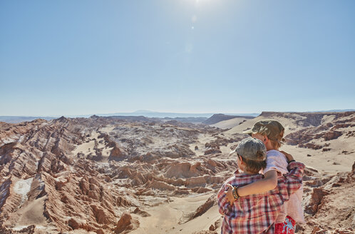 Junge und sein Bruder mit Blick auf die Wüstenlandschaft, Atacama, Chile - CUF02585
