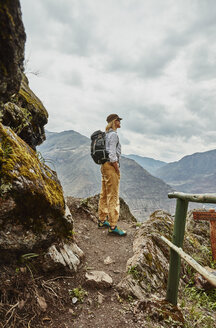 Wanderin mit Blick auf ferne Berge, Pisac, Cusco, Peru - CUF02592