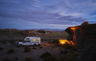 Wohnmobil, unterwegs in der Abenddämmerung, Oruro, Oruro, Bolivien, Südamerika - CUF02600