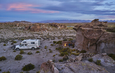 Wohnmobil, unterwegs in der Abenddämmerung, Oruro, Oruro, Bolivien, Südamerika - CUF02601