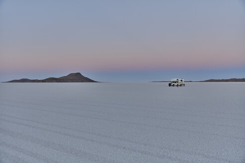 Wohnmobil, Fahrt über Salzwiesen, Salar de Uyuni, Uyuni, Oruro, Bolivien, Südamerika - CUF02602