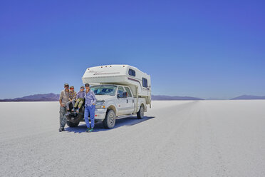 Familienporträt, stehend vor einem geparkten Wohnmobil, Salar de Uyuni, Uyuni, Oruro, Bolivien, Südamerika - CUF02604