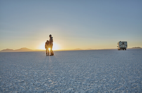 Mutter und Sohn stehen auf einer Salzwiese und betrachten die Aussicht, Salar de Uyuni, Uyuni, Oruro, Bolivien, Südamerika, lizenzfreies Stockfoto