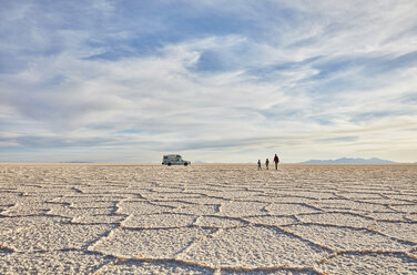 Mutter und Söhne wandern über Salzwiesen, Wohnmobil im Hintergrund, Salar de Uyuni, Uyuni, Oruro, Bolivien, Südamerika - CUF02611