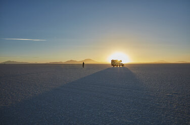 Frau erkundet Salzwüste, Wohnmobil im Hintergrund, Salar de Uyuni, Uyuni, Oruro, Bolivien, Südamerika - CUF02612