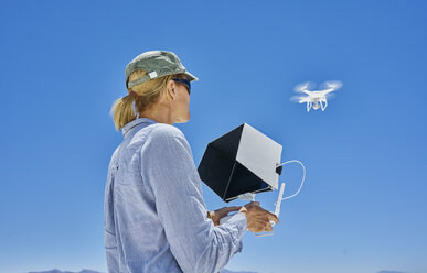 Frau fliegt Drohne, niedriger Blickwinkel, Uyuni, Oruro, Bolivien, Südamerika - CUF02620