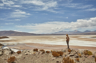 Stehende Frau mit Blick auf die Aussicht, Salar de Chiguana, Chiguana, Potosi, Bolivien, Südamerika - CUF02623