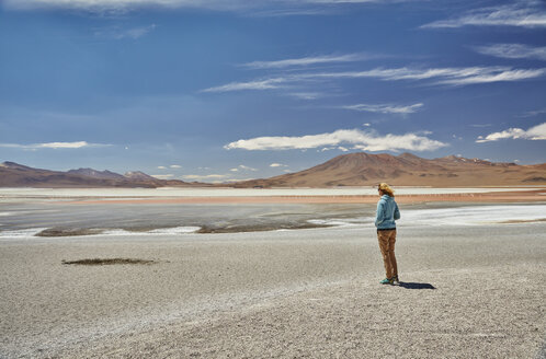 Stehende Frau mit Blick auf die Aussicht, Laguna Colorada, Colorada, Potosi, Bolivien, Südamerika - CUF02629