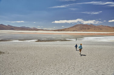 Mutter und Söhne erkunden die Landschaft, Laguna Colorada, Colorada, Potosi, Bolivien, Südamerika - CUF02630