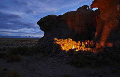 Mutter und Söhne, sitzend am Lagerfeuer in der Abenddämmerung, Oruro, Oruro, Bolivien, Südamerika - CUF02634