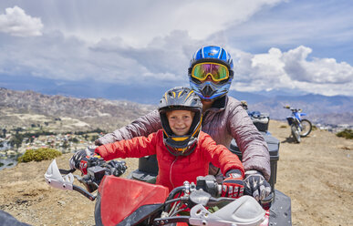 Mutter und Sohn auf dem Gipfel eines Berges, mit Quad, La Paz, Bolivien, Südamerika - CUF02638