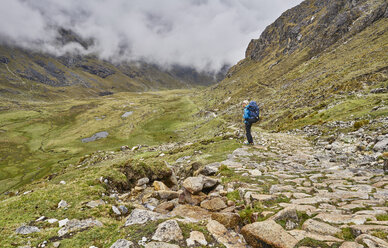 Frau beim Trekking durch die Landschaft, Ventilla, La Paz, Bolivien, Südamerika - CUF02641