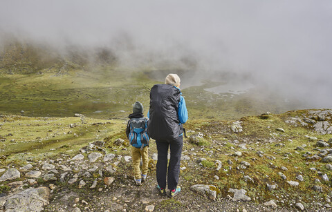 Mutter und Sohn, Trekking durch die Landschaft, Rückansicht, Ventilla, La Paz, Bolivien, Südamerika, lizenzfreies Stockfoto