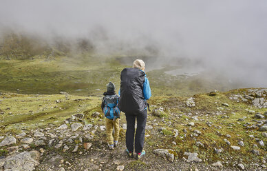 Mutter und Sohn, Trekking durch die Landschaft, Rückansicht, Ventilla, La Paz, Bolivien, Südamerika - CUF02645