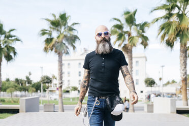 Älterer männlicher Hipster beim Bummeln in Valencia, Spanien - CUF02667