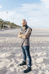 Älterer männlicher Hipster am Strand stehend, Porträt, Valencia, Spanien - CUF02679