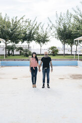 Älteres Hipster-Paar im leeren Schwimmbad, Porträt, Valencia, Spanien - CUF02690